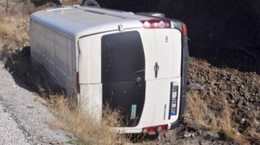 Otomobil karşı yola ge&ccedil;ti, 2 kişi yaralandı