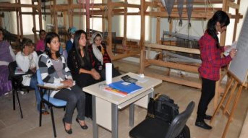 Umut Kadın At&ouml;lyesi'nde gen&ccedil; kızlar meslek &ouml;ğreniyor