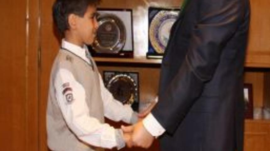 Vali Kızılcık, bisiklet parasını Van&rsquo;a g&ouml;nderen k&uuml;&ccedil;&uuml;k Muhammet'i tebrik etti