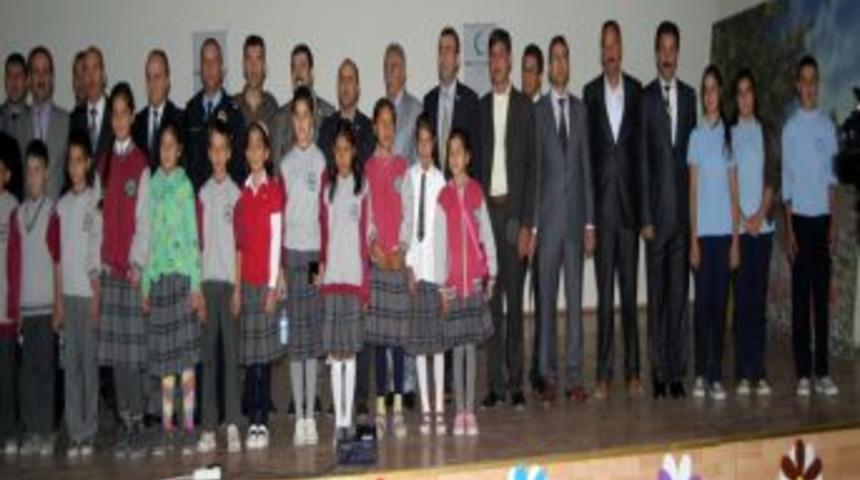 Madde bağımlılığı ile m&uuml;cadele edenler plaketle &ouml;d&uuml;llendirildi