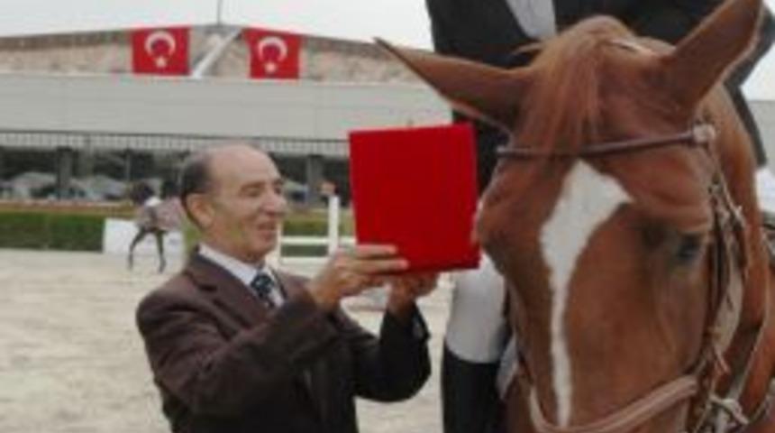 G&ouml;lbaşı Belediyesi i&ccedil;in Atlar Yarıştı