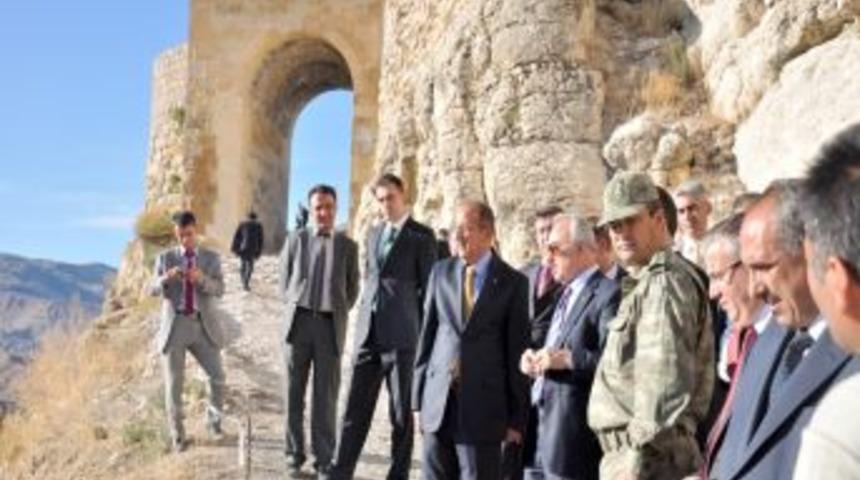 Vali Yenig&uuml;n il&ccedil;e ziyaretlerini s&uuml;rd&uuml;r&uuml;yor