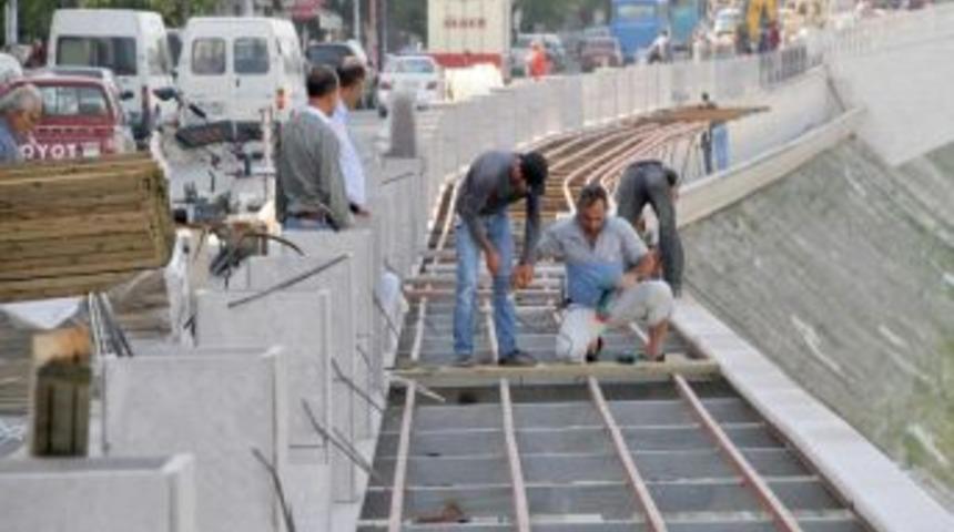 Antakya'da y&uuml;r&uuml;y&uuml;ş yolları andezit taşıyla kaplanıyor