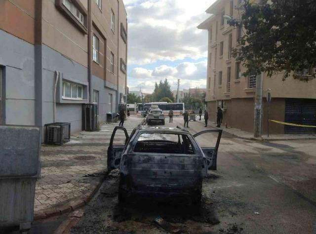 Yer: Eskişehir! Kundaklandığı iddia edilen otomobil k&uuml;le d&ouml;nd&uuml; 1