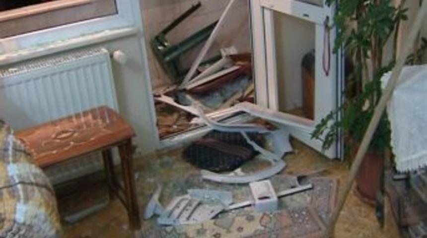 Ses bombası atılan evin fertleri &ouml;l&uuml;mden d&ouml;nd&uuml;