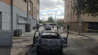 Kundaklandığı iddia edilen otomobil küle döndü