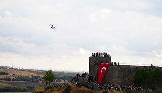 SOLOT&Uuml;RK Diyarbakır'da g&ouml;steri u&ccedil;uşu yaptı