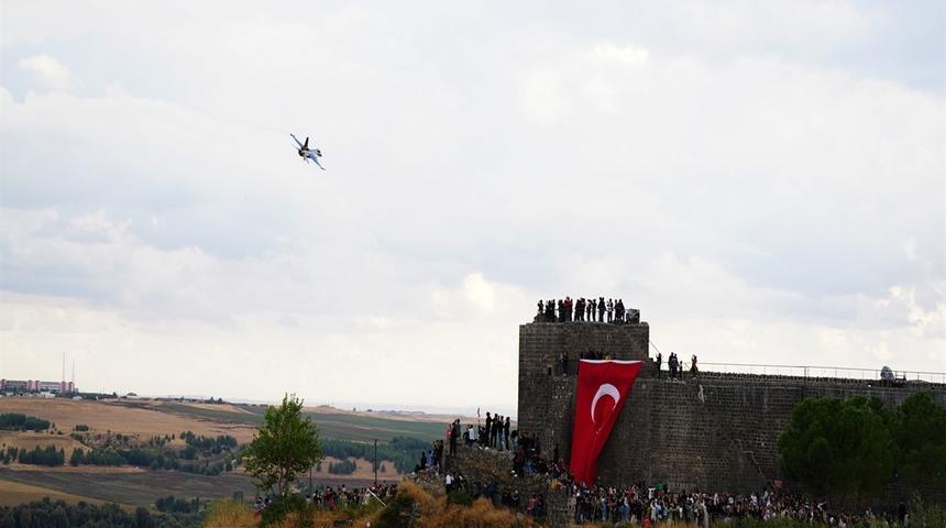 SOLOT&Uuml;RK Diyarbakır'da g&ouml;steri u&ccedil;uşu yaptı