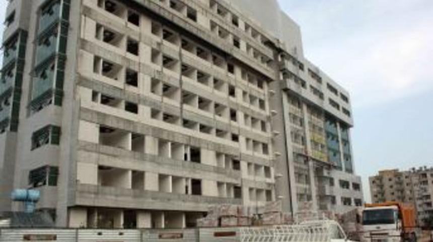 İnşaat iş&ccedil;isi, altıncı kattan yere &ccedil;akıldı