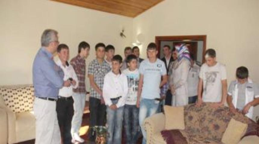 Vali &Ouml;zcan, evinin kapılarını kimsesiz &ccedil;ocuklara a&ccedil;tı