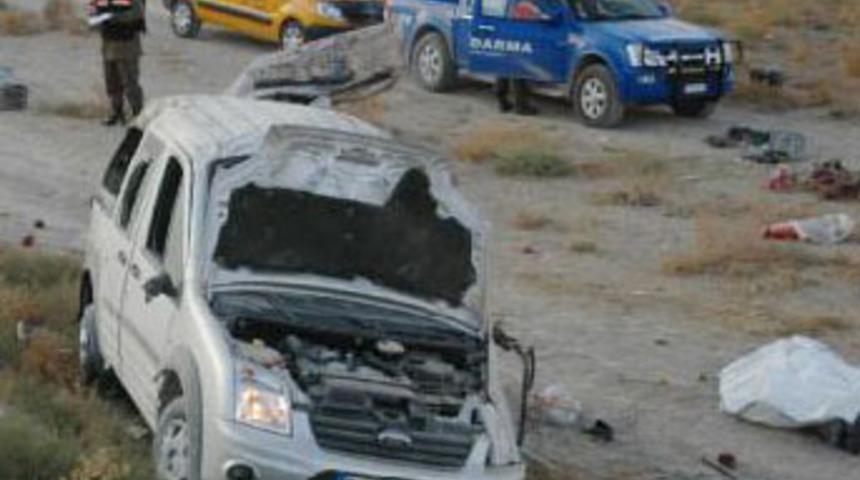 Kamyonet takla attı: 3 &ouml;l&uuml;