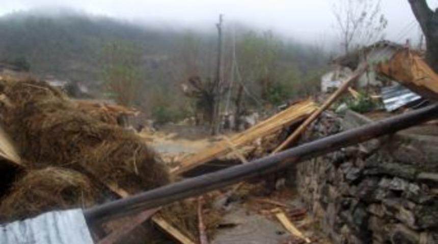 Balıkesir'de fırtına k&ouml;yde 15 evin &ccedil;atısını u&ccedil;urdu, 10 kişi yaralandı