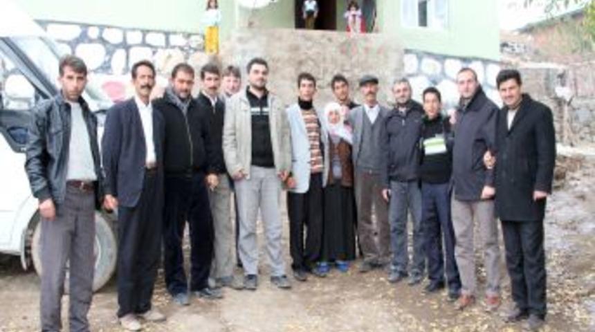 &Uuml;lkenin d&ouml;rt bir yanından Van'a giden yardım konvoyları g&ouml;zlerimizi yaşarttı