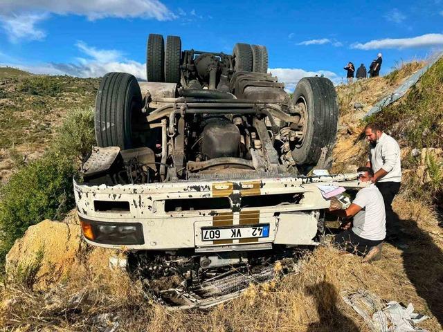 Antalya da yem y&uuml;kl&uuml; tır şarampole yuvarlandı 2
