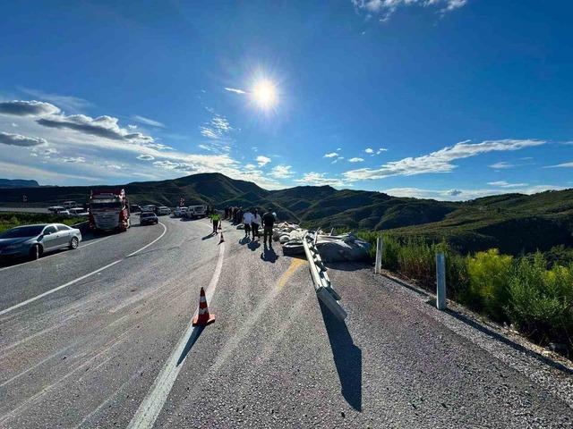 Antalya da yem y&uuml;kl&uuml; tır şarampole yuvarlandı 1