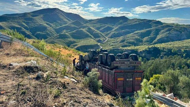 Antalya'da yem yüklü tır şarampole yuvarlandı