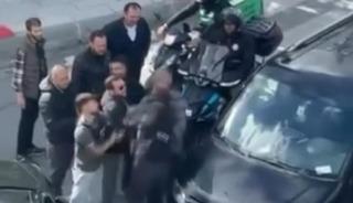 İstanbul'da  s&uuml;r&uuml;c&uuml;lerin yol kavgası kamerada