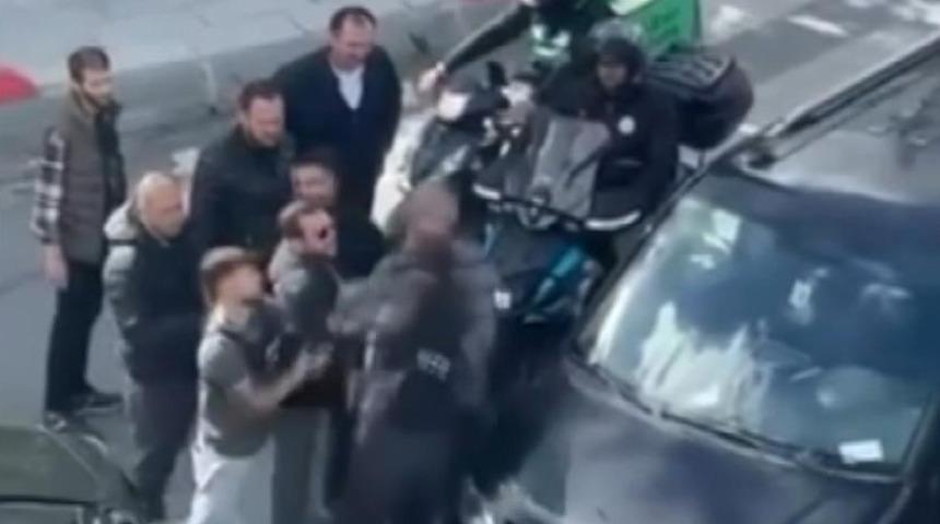 İstanbul'da  s&uuml;r&uuml;c&uuml;lerin yol kavgası kamerada
