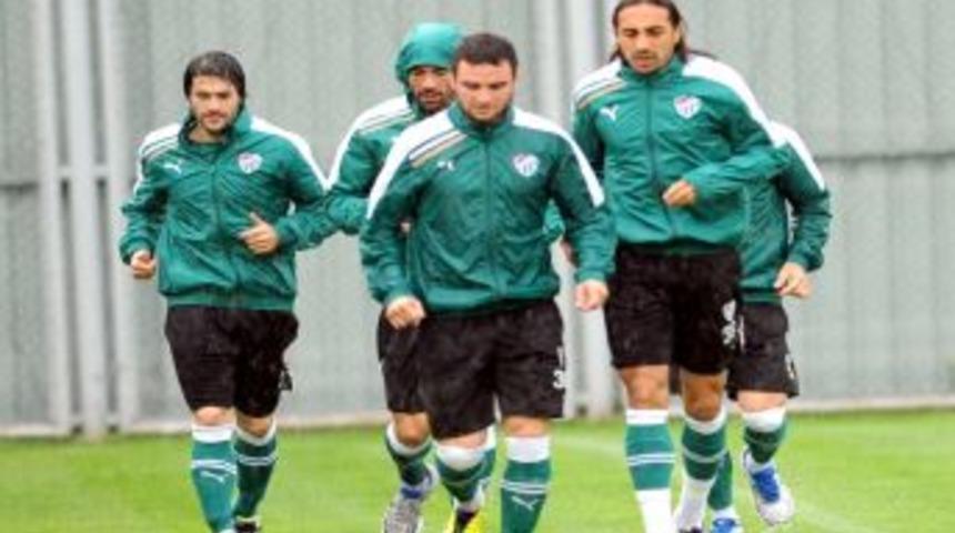 Bursaspor, yağmur altında &ccedil;alıştı