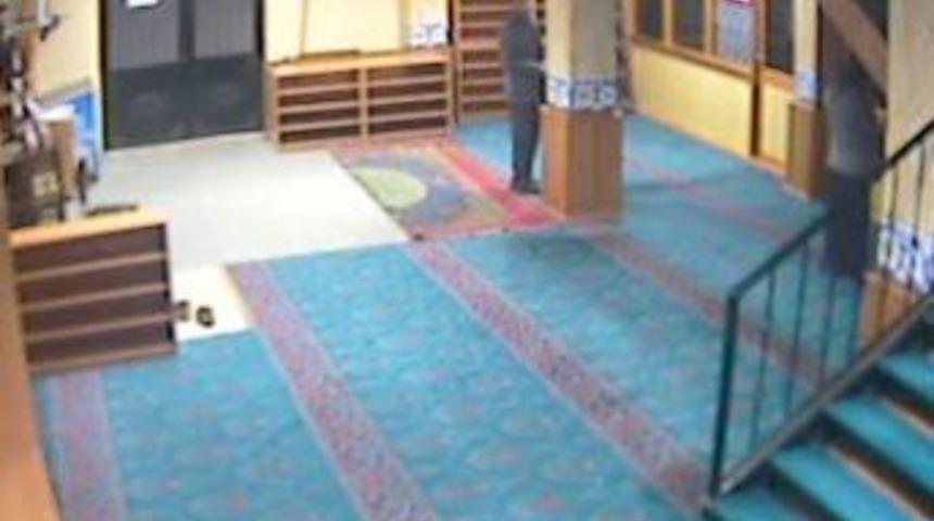 Kadının secdeye gitmesini bekleyen hırsız amacına ulaşamadı