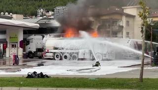 Akaryakıt istasyonunda yakıt boşaltan tanker patladı