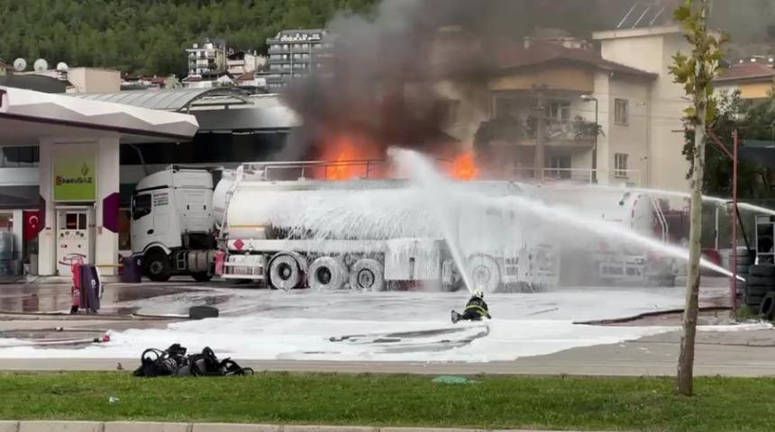Akaryakıt istasyonunda yakıt boşaltan tanker patladı: Alevlere ekipler m&uuml;dahale etti