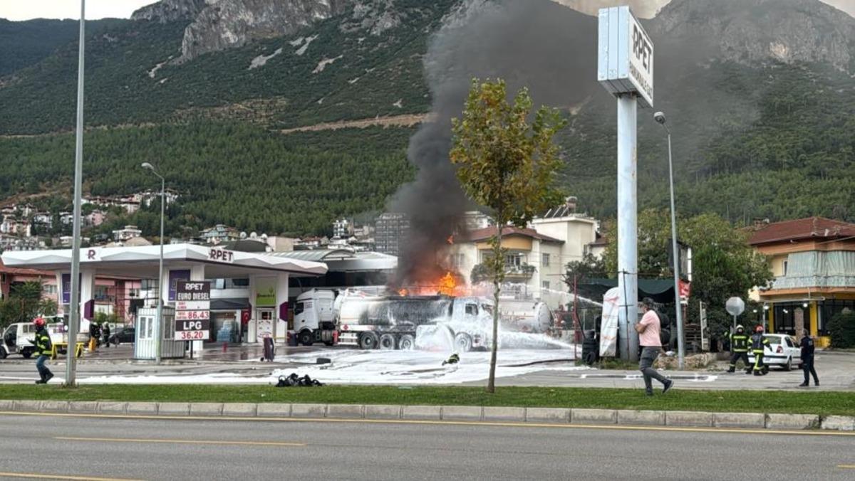 Akaryakıt istasyonunda yakıt boşaltan tanker patladı: Alevlere ekipler m&uuml;dahale etti 2