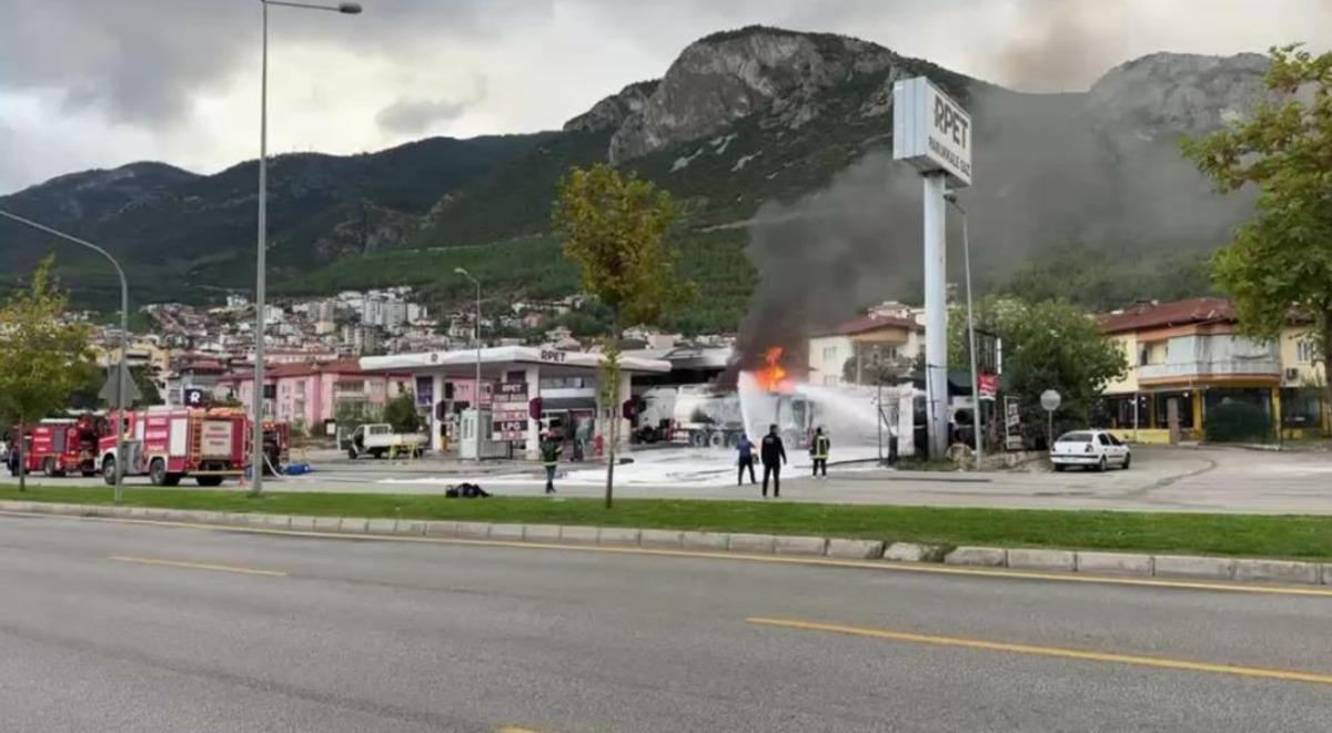 Akaryakıt istasyonunda yakıt boşaltan tanker patladı: Alevlere ekipler m&uuml;dahale etti 1