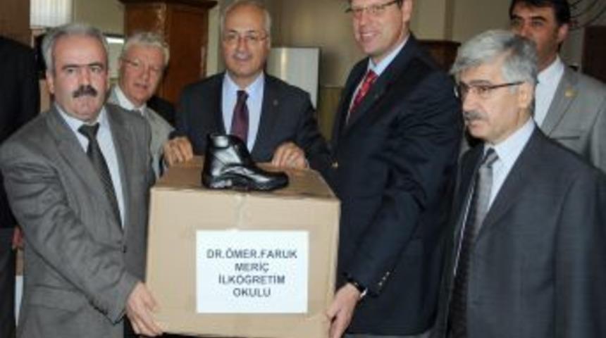 Manisa Ticaret Borsası, &ouml;ğrencilere bin &ccedil;ift ayakkabı dağıttı