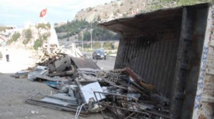 Belen ge&ccedil;idinde freni patlayan hurda y&uuml;kl&uuml; kamyon dehşet sa&ccedil;tı