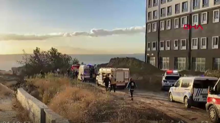 &Ccedil;anakkale&rsquo;de toprak altında kalan 2 yabancı uyruklu iş&ccedil;i kurtarıldı