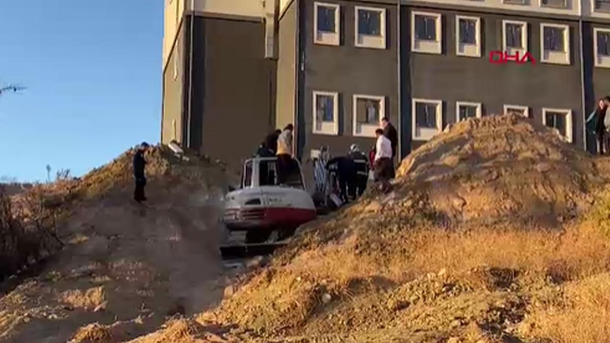 &Ccedil;anakkale&rsquo;de toprak altında kalan 2 yabancı uyruklu iş&ccedil;i kurtarıldı 1