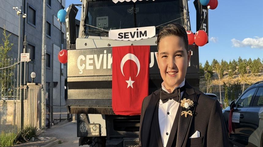 Şehit &ccedil;ocuğu Ey&uuml;phan&rsquo;a TOMA&rsquo;lı d&uuml;ğ&uuml;n konvoyu