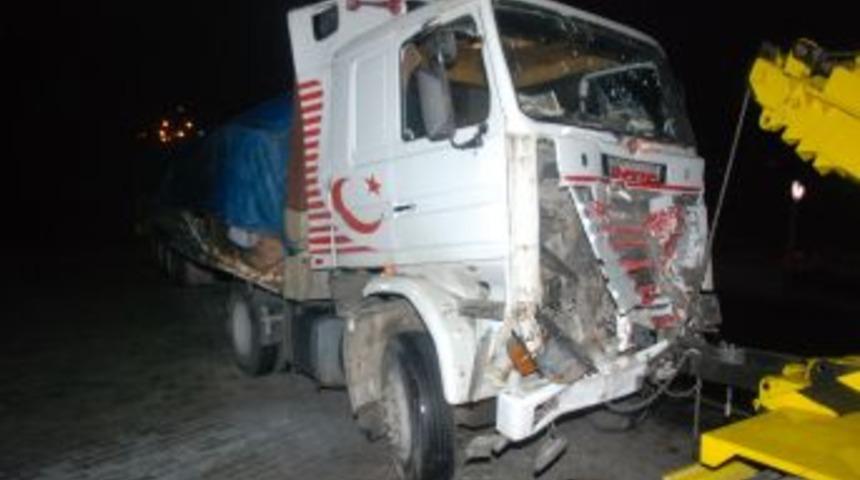 TIR'ın altında s&uuml;r&uuml;klenen otomobildeki kadın &ouml;ld&uuml; 5 kişi yaralandı