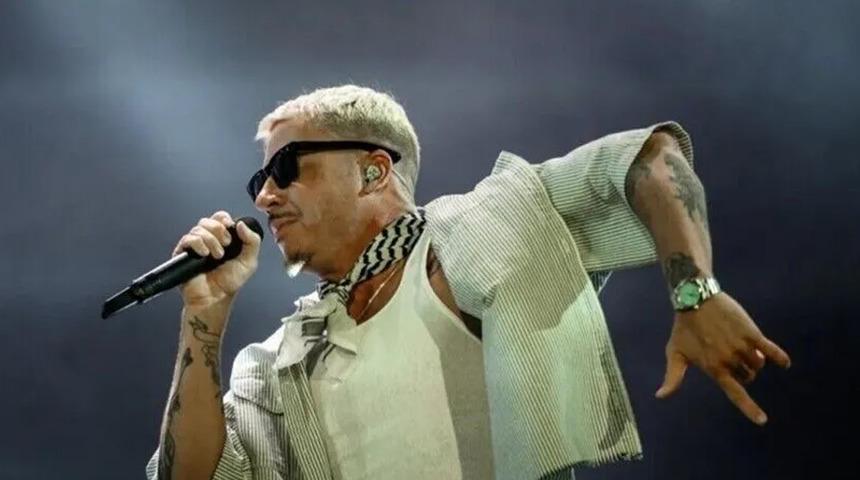ABD'li şarkıcıdan, Macklemore'un sahne alamadığı stadyumda "&Ouml;zg&uuml;r Filistin" mesajı
