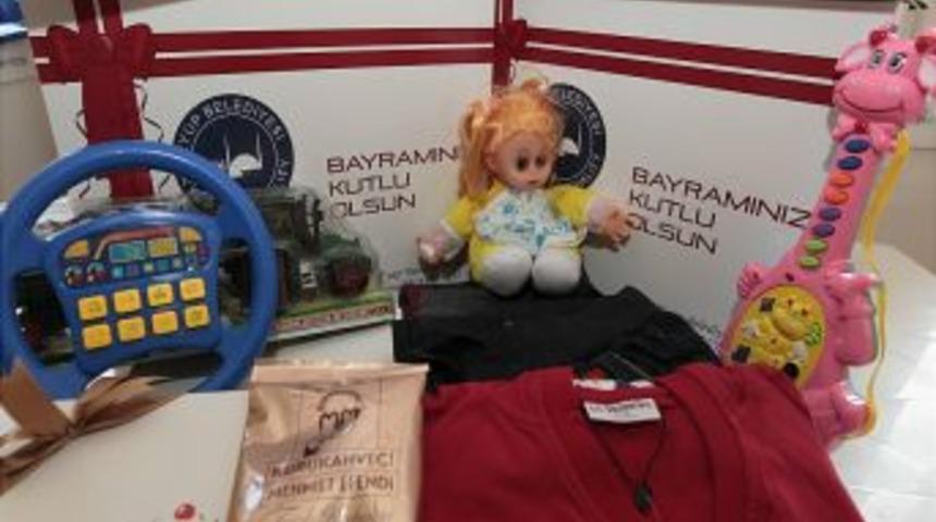 Ey&uuml;p&rsquo;teki miniklere bayramlık hediye