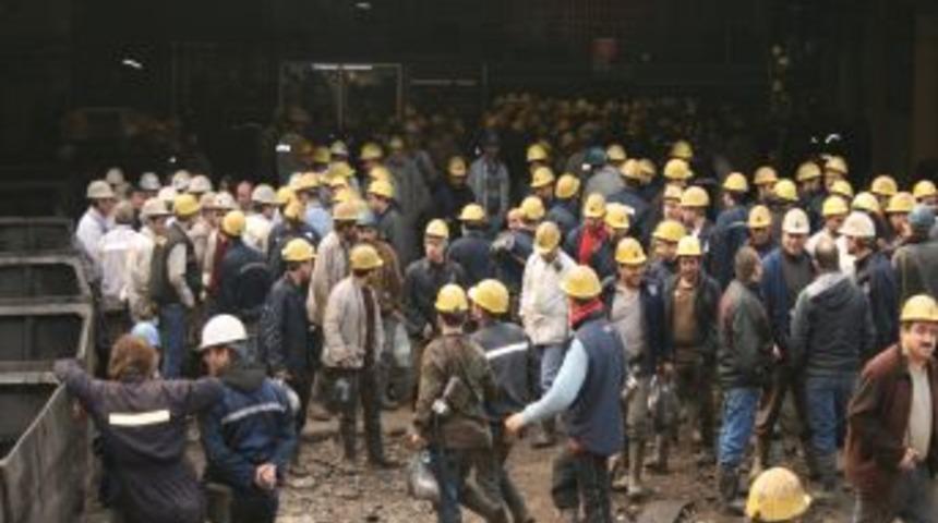 K&ouml;m&uuml;r istihkakını alamayan maden iş&ccedil;isi, ocaktan &ccedil;ıkmadı