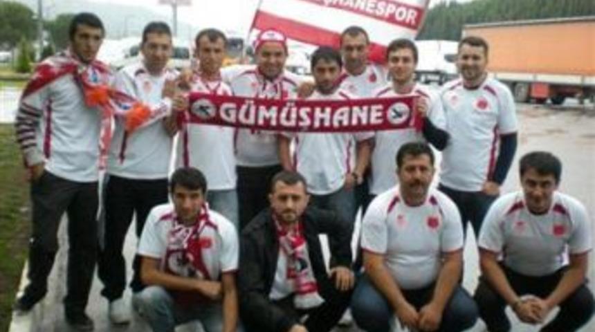 Sahada G&uuml;m&uuml;şhanespor trib&uuml;nde gadalar grubu