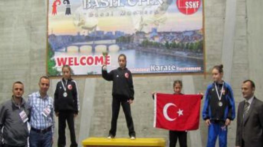 T&uuml;rk kareteciler, 1 altın, 1 g&uuml;m&uuml;ş, 6 bronz madalya ile d&ouml;nd&uuml;