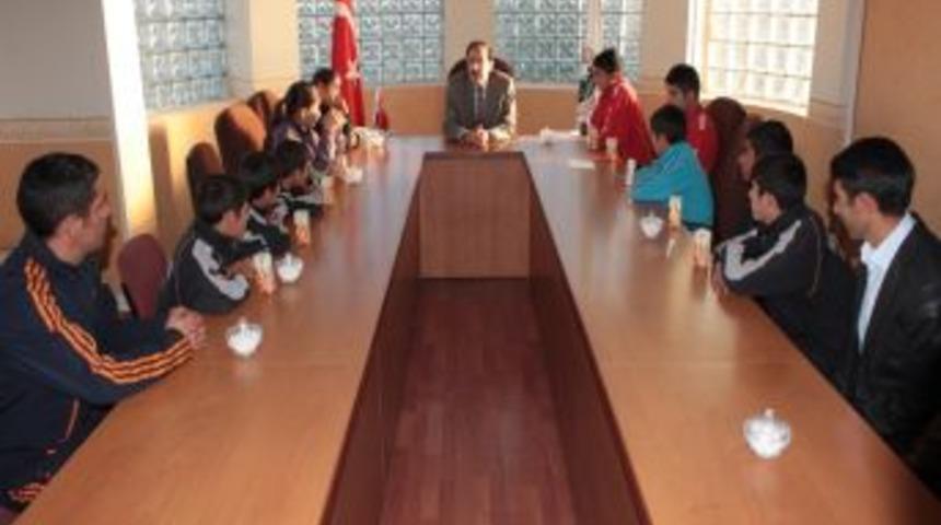 Başkan Bulutlar, atletizm takımını &ouml;d&uuml;llendirdi