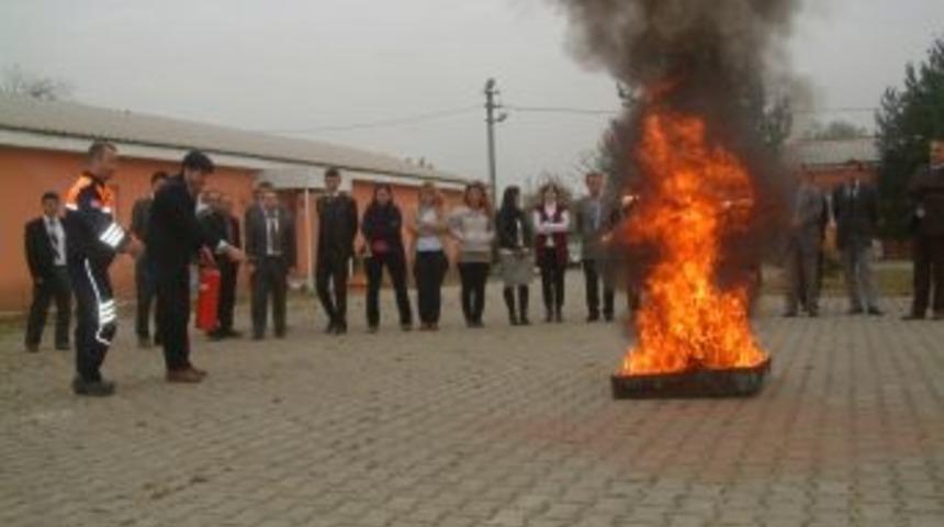 Afet ve acil m&uuml;dahale personeli afetlere karşı eğitiliyor