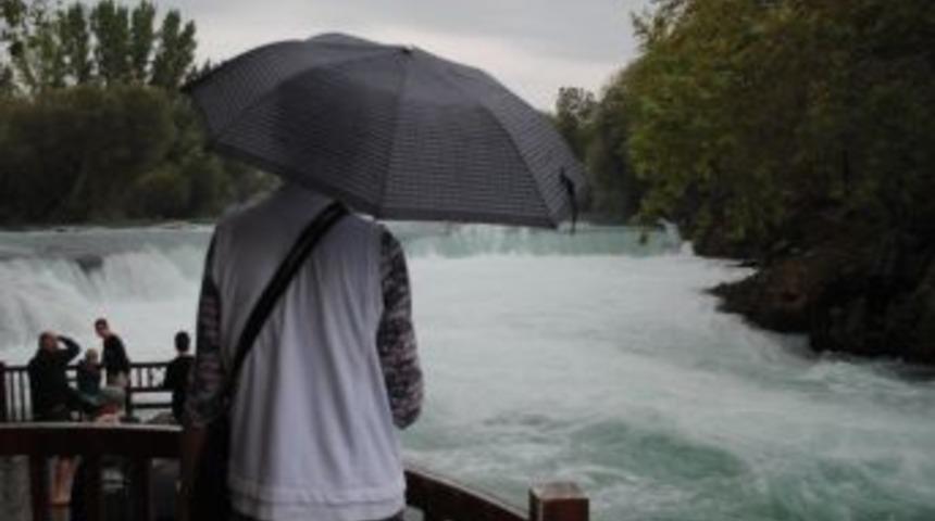 Manavgat'ta g&ouml;k g&uuml;r&uuml;lt&uuml;l&uuml; sağanak yağış devam edecek