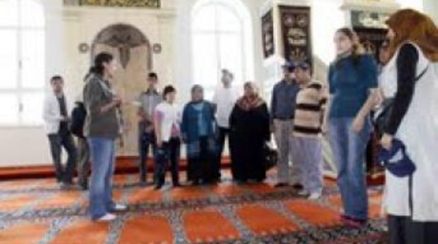 Engellerini tarihi hissederek aşıyorlar