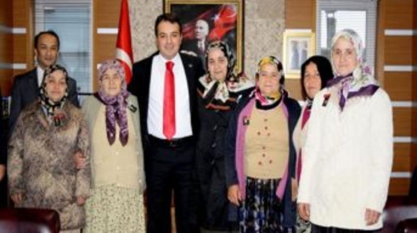 G&uuml;ce&rsquo;de okuma yazma &ouml;ğrenenler altınla &ouml;d&uuml;llendirildi