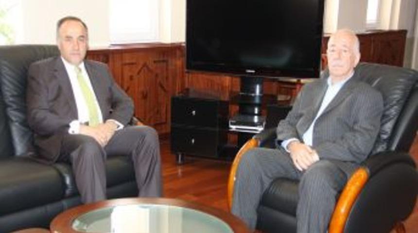 Erzurum Karadenizliler Derneği'nden Rize Valisi Hacım&uuml;ft&uuml;oğlu'na ziyaret