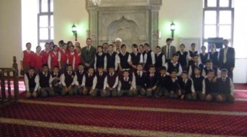 "Camiye gelen &ccedil;ocuklara sabır g&ouml;sterilmeli, tebess&uuml;m edilmeli"