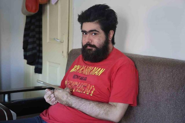 Mesajını &uuml;zerindeki tiş&ouml;rtle verdi! Deprem sonrası hayata k&uuml;sen Hataylı gen&ccedil; tedaviden sonra rutinine d&ouml;nd&uuml; 5