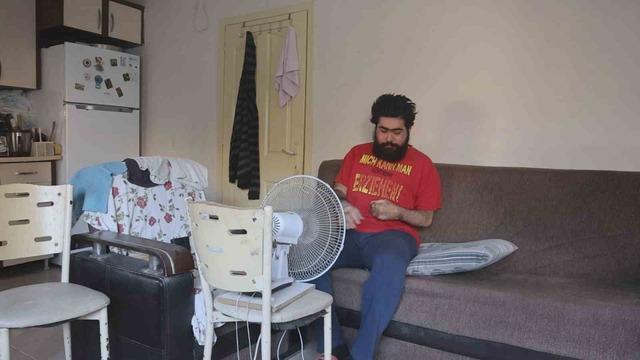 Mesajını &uuml;zerindeki tiş&ouml;rtle verdi! Deprem sonrası hayata k&uuml;sen Hataylı gen&ccedil; tedaviden sonra rutinine d&ouml;nd&uuml; 4