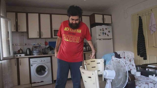 Mesajını &uuml;zerindeki tiş&ouml;rtle verdi! Deprem sonrası hayata k&uuml;sen Hataylı gen&ccedil; tedaviden sonra rutinine d&ouml;nd&uuml; 1