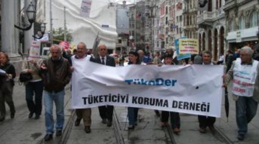 Doğalgaz ve elektrik zammını tezek ve mum yakarak protesto ettiler